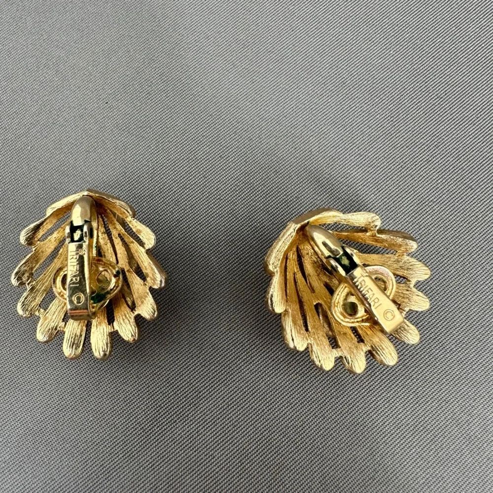 Vintage Trifari Crown Gold Tone Thistle Brooch and Clip On Earring Set Signed‎